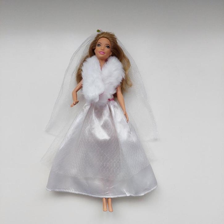Barbie trouwjurk met sluier, Kinderen en Baby's, Speelgoed | Poppen, Gebruikt, Barbie, Ophalen of Verzenden