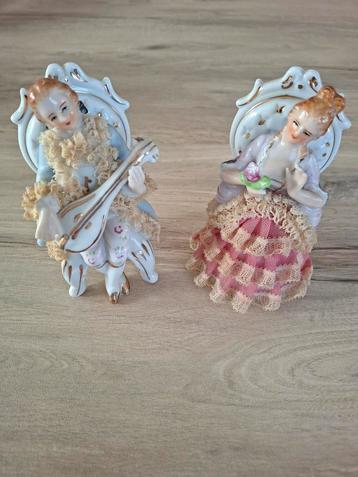 Koppel met kant 13 cm H en 8 cm B beschikbaar voor biedingen