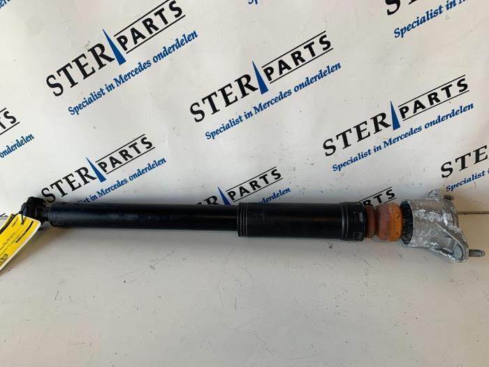 Schokdemper links-achter van een Mercedes CLA, Auto-onderdelen, Ophanging en Onderstel, Mercedes-Benz, Gebruikt, 3 maanden garantie