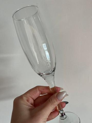 Champagne glazen 12stks beschikbaar voor biedingen