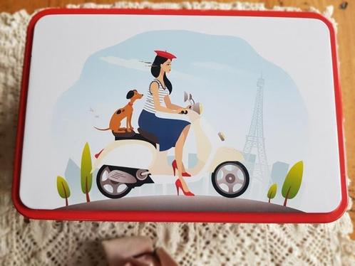Frans Massilly blik, dame op scooter in Parijs, Eifeltoren, Collections, Boîte en métal, Utilisé, Biscuits, Autres marques, Enlèvement ou Envoi