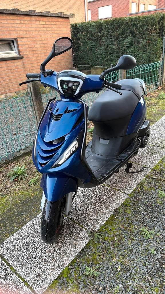 Piaggio zip E5 iget 50cc 2024, Fietsen en Brommers, Scooters | Piaggio, Zo goed als nieuw, Zip, Klasse A (25 km/u), Benzine, Ophalen