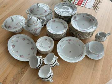Kahla servies uit grootmoeders tijd met een gouden randje beschikbaar voor biedingen