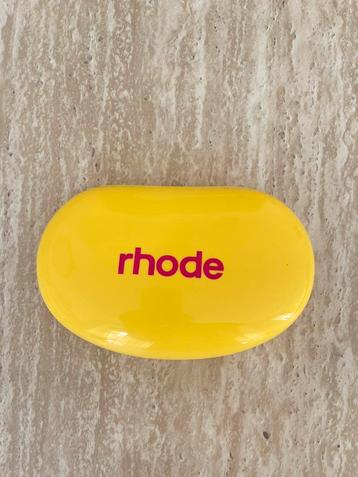 Gloednieuwe make-uptas van Rhode beschikbaar voor biedingen