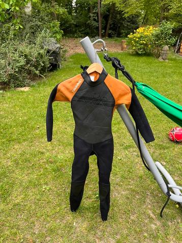 Wetsuit kind 10-11 jaar beschikbaar voor biedingen