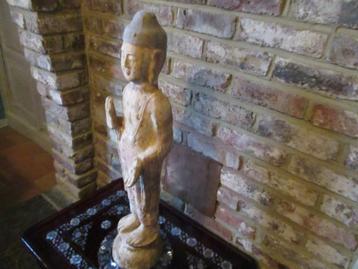 Boeddhabeeld in terracotta. beschikbaar voor biedingen