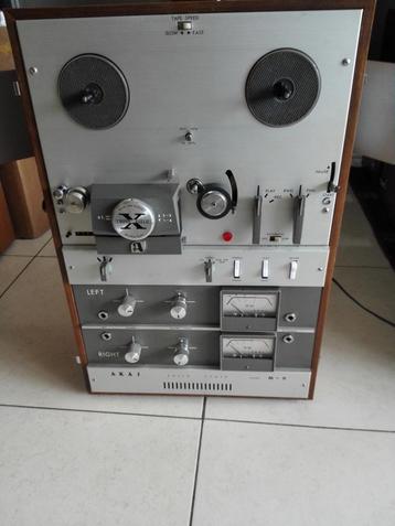 AKAI M-9 /met ingebouwde versterker en boxen/ beschikbaar voor biedingen