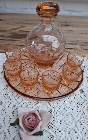 Vintage peach roze karafje, dienblaadje + 6 borrel glaasjes