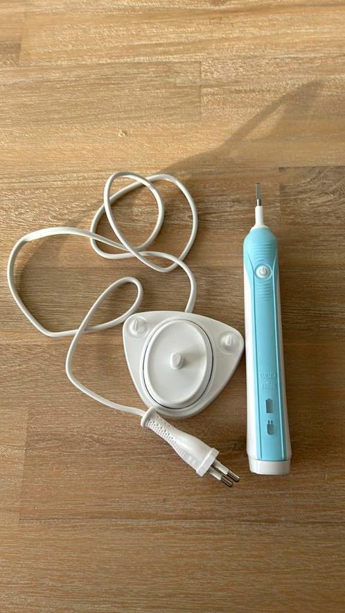 Oral-B elektrische tandenborstel, Handtassen en Accessoires, Uiterlijk | Mondverzorging, Gebruikt, Tandenborstel