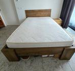 Lit double avec matelas et table de chevet Disponible immédi, Enlèvement ou Envoi, Matelas