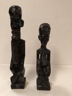 Deux statues africaines faites à la main en bois, Enlèvement ou Envoi