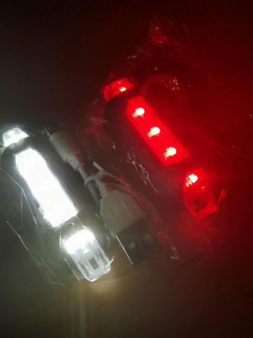 Rood en witte oplaadbare fietsverlichting fietslichten,, Fietsen en Brommers, Fietsaccessoires | Fietsverlichting, Verlichtingsset