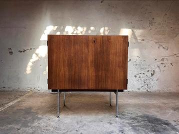 Vintage palissanderhouten kastje beschikbaar voor biedingen