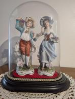 Twee antieken porseleinen beeldjes in stolp, Antiek en Kunst, Ophalen