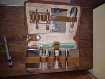 Oud reisetui van leer, met manicure- en scheerbenodigdheden beschikbaar voor biedingen