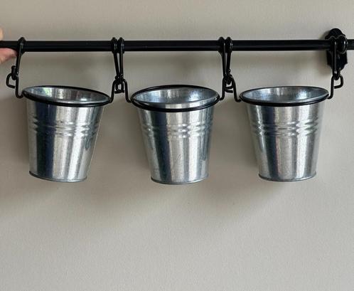 Hangende bloempotjes en metalen bakjes op rail - nieuwstaat, Tuin en Terras, Bloempotten, Zo goed als nieuw, Metaal, Binnen, Balkon