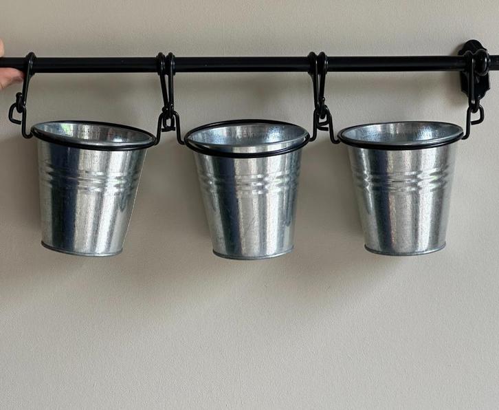 Hangende bloempotjes en metalen bakjes op rail - nieuwstaat, Tuin en Terras, Bloempotten, Zo goed als nieuw, Metaal, Binnen, Balkon