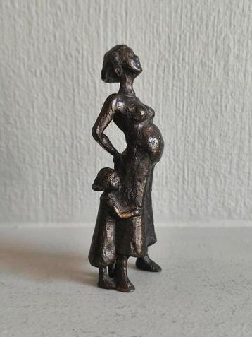 Bronzen beeldje zwangere vrouw beschikbaar voor biedingen