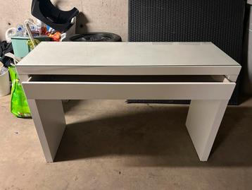 Bureau met lade en glasplaat beschikbaar voor biedingen