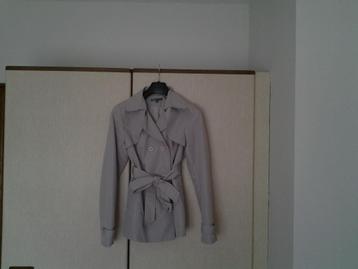 Beige trenchcoat beschikbaar voor biedingen