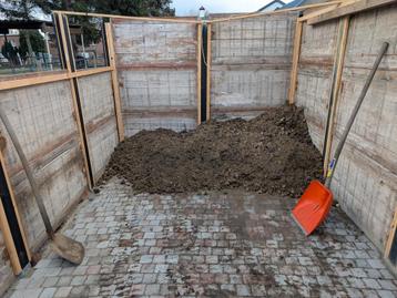gratis zuivere paardenmest beschikbaar voor biedingen