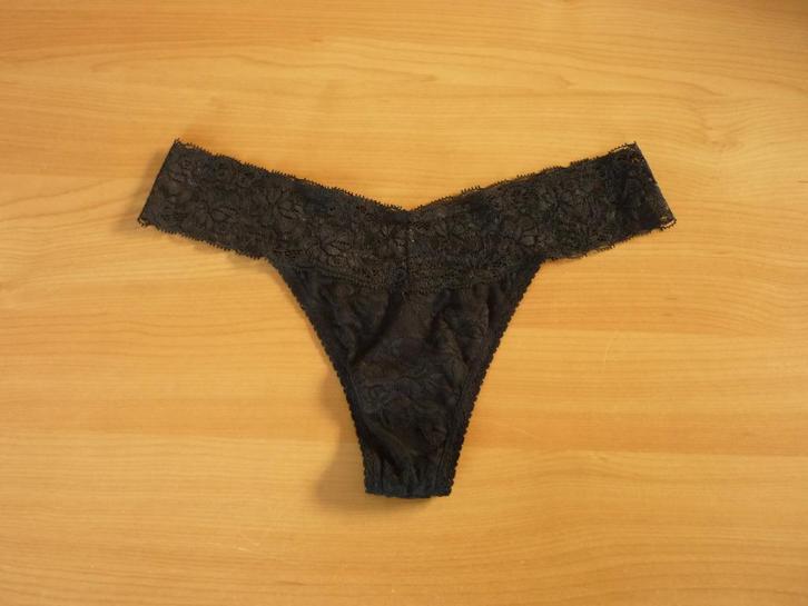 Zwarte kanten string van Hunkemöller Maat M, Kleding | Dames, Ondergoed en Lingerie, String, Ophalen of Verzenden