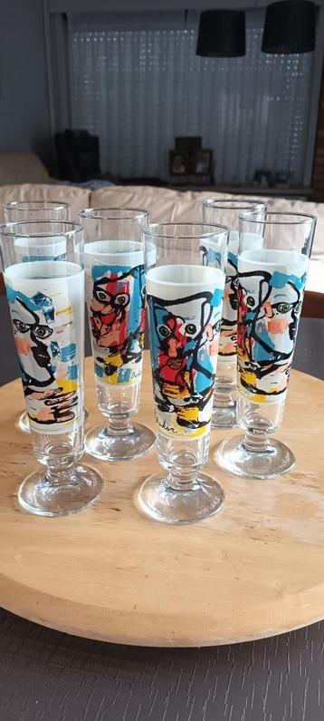6 glazen met kunstafbeeldingen van Rudi Pillen beschikbaar voor biedingen