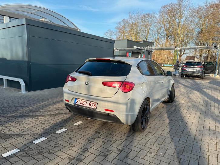 Alfa Romeo Giulietta, Autos, Alfa Romeo, Particulier, Giulietta, ABS, Airbags, Air conditionné, Alarme, Bluetooth, Verrouillage central