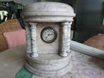 Horloge de table en marbre massif à colonnes des années 1940, Enlèvement ou Envoi