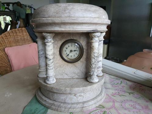 Horloge de table en marbre massif à colonnes des années 1940, Antiquités & Art, Antiquités | Horloges, Enlèvement ou Envoi