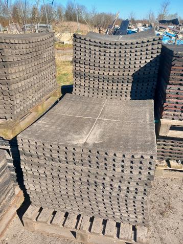 35 Zwarte rubber matten 100x100x4  beschikbaar voor biedingen