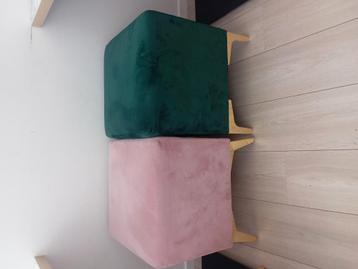 Poufs  beschikbaar voor biedingen