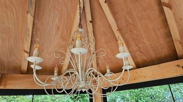 Luster met nieuwe lampen. Mooi decoratieve lamp. beschikbaar voor biedingen