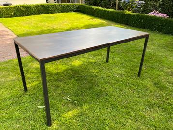 Bureautafel beschikbaar voor biedingen