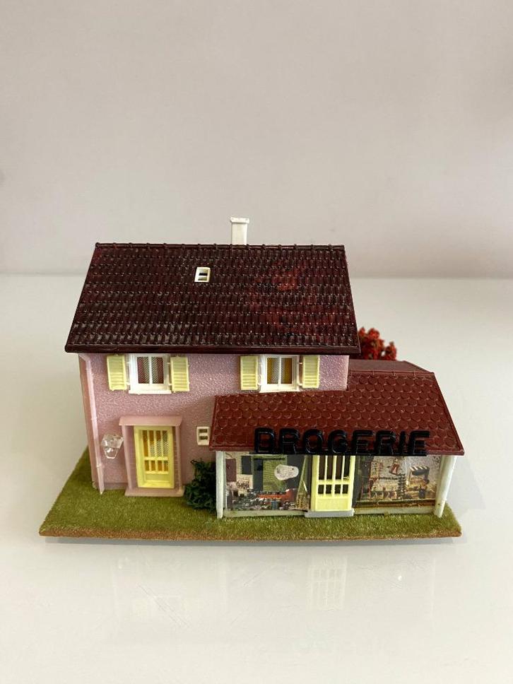 HO winkel drogisterie met woonhuis (705), Hobby & Loisirs créatifs, Trains miniatures | HO, Utilisé, Pont, Tunnel ou Bâtiment