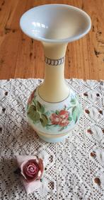 Oud handgeschilderd opaline vaasje met bloemen, Antiek en Kunst, Antiek | Glaswerk en Kristal, Ophalen of Verzenden
