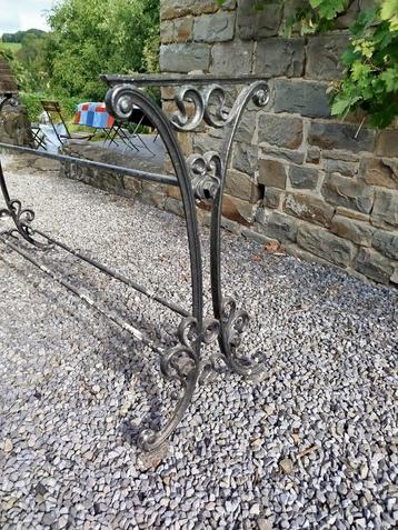 Pied de table de jardin en fonte beschikbaar voor biedingen
