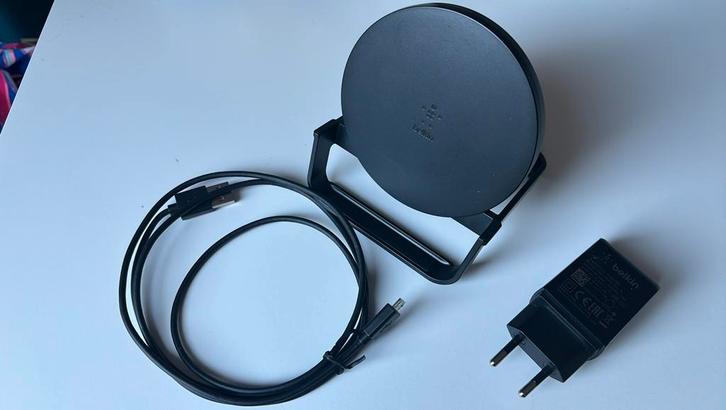 Belkin Chargeur à induction BoostCharge Stand 10 W, Télécoms, Téléphonie mobile | Chargeurs pour téléphone, Comme neuf, Enlèvement