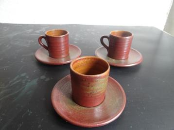 Drie espresso kopjes met schotel, steengoed,  beschikbaar voor biedingen