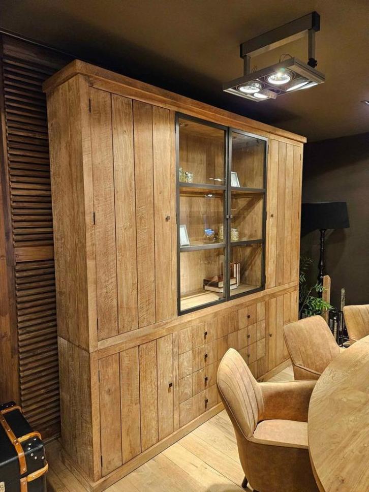 Landelijke vitrinekast in teakhout met verlichting, Huis en Inrichting, Kasten | Vitrinekasten, Nieuw, Met lade(s), Met deur(en)