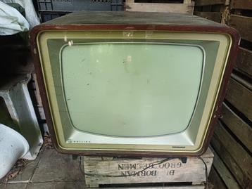 Antieke zwart-wit televisie beschikbaar voor biedingen