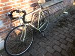 Retro koersfiets en helm, Ophalen