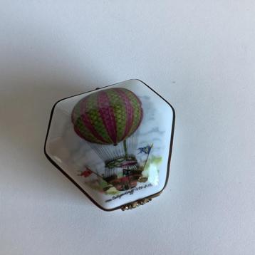 antiek Limoges pillendoosje met luchtballon beschikbaar voor biedingen