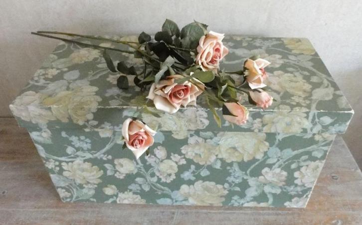 Brocante opbergdoos met oud bloemetjes behang, Antiek en Kunst, Curiosa en Brocante, Ophalen of Verzenden