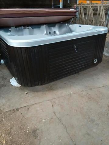 Jacuzzi gratis geleverd geplaatst 1jaar garantie beschikbaar voor biedingen