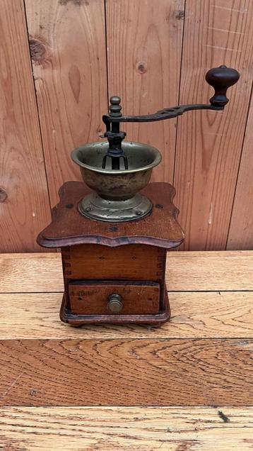 Antieke houten koffiemolen – authentiek en volledig werkend beschikbaar voor biedingen
