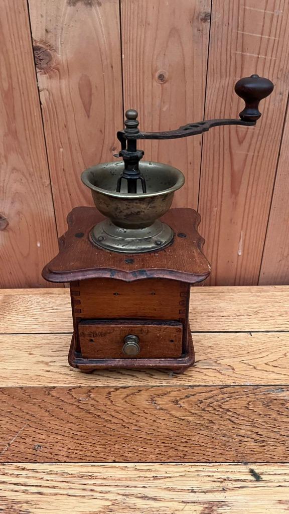 Antieke houten koffiemolen – authentiek en volledig werkend, Antiek en Kunst, Antiek | Keukengerei, Ophalen