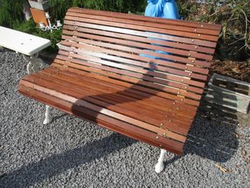 oude tuinbank beschikbaar voor biedingen