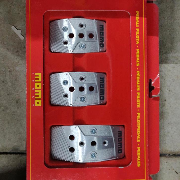 Pédalier Momo Stealth Basic en aluminium., Autos : Divers, Pièces de sport automobile, Neuf, Enlèvement ou Envoi