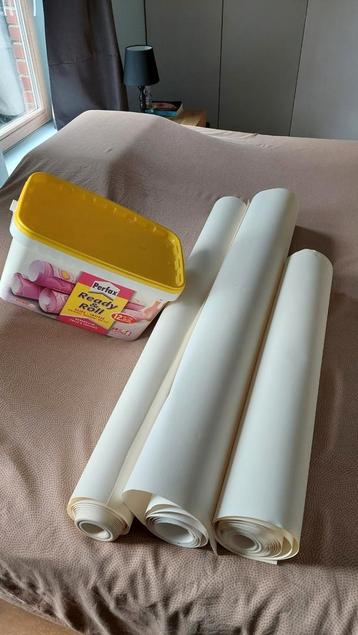 3 restjes vliesbehang Colora + rest lijm beschikbaar voor biedingen